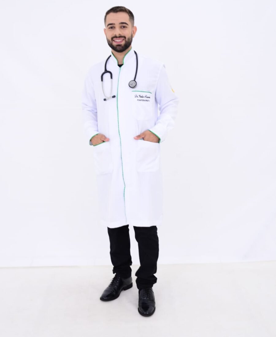 Dr. Victor Camêlo Silva, fisioterapeuta domiciliar em Governador Valadares, de jaleco
